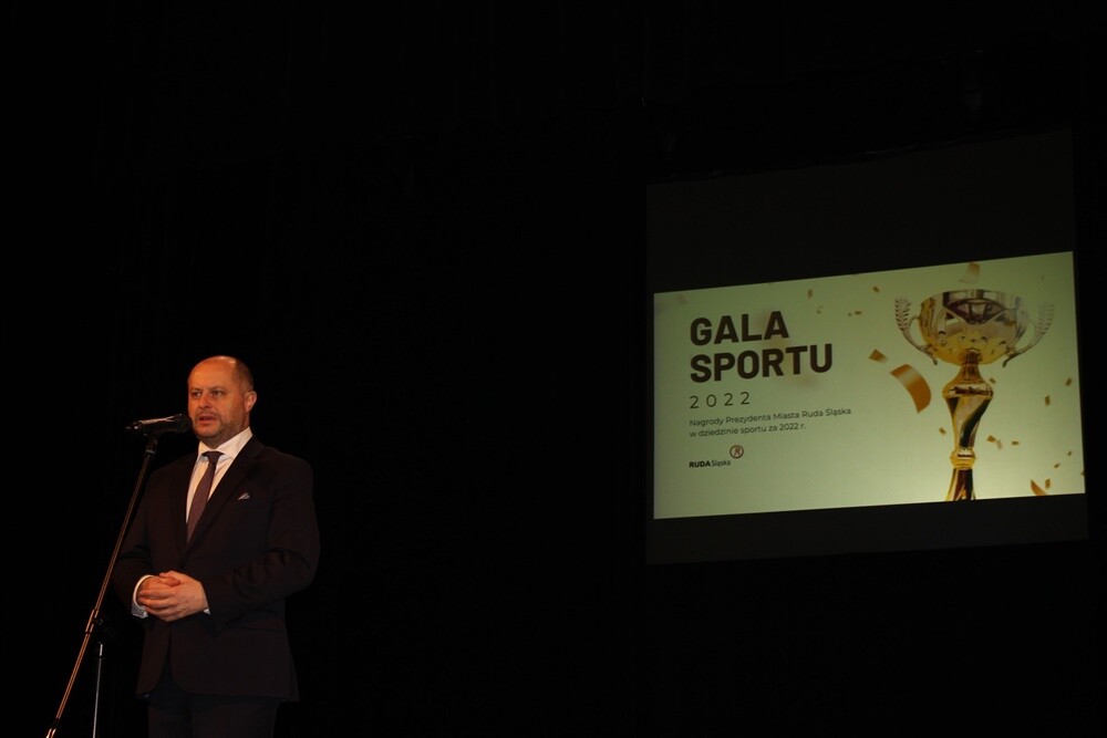 Podczas piątkowej uroczystości w Miejskim Centrum Kultury wręczono 63 rudzkim sportowcom oraz 18 trenerom nagrody prezydenta miasta. Przyznawane wyróżnienia są wyrazem uznania za wysokie wyniki we współzawodnictwie sportowym.

fot. UM Ruda Śląska