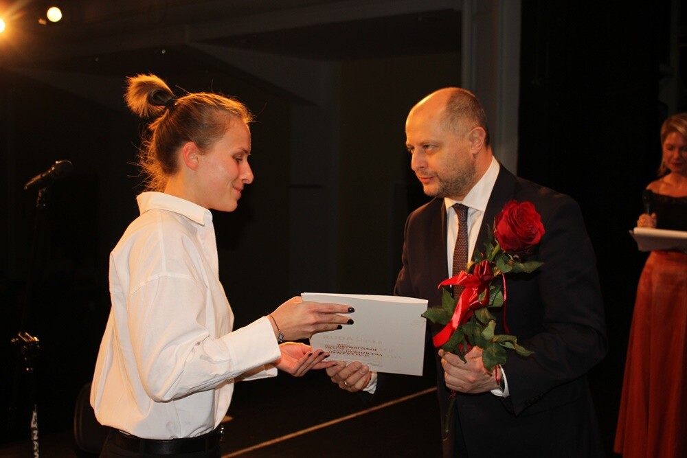 Podczas piątkowej uroczystości w Miejskim Centrum Kultury wręczono 63 rudzkim sportowcom oraz 18 trenerom nagrody prezydenta miasta. Przyznawane wyróżnienia są wyrazem uznania za wysokie wyniki we współzawodnictwie sportowym.

fot. UM Ruda Śląska