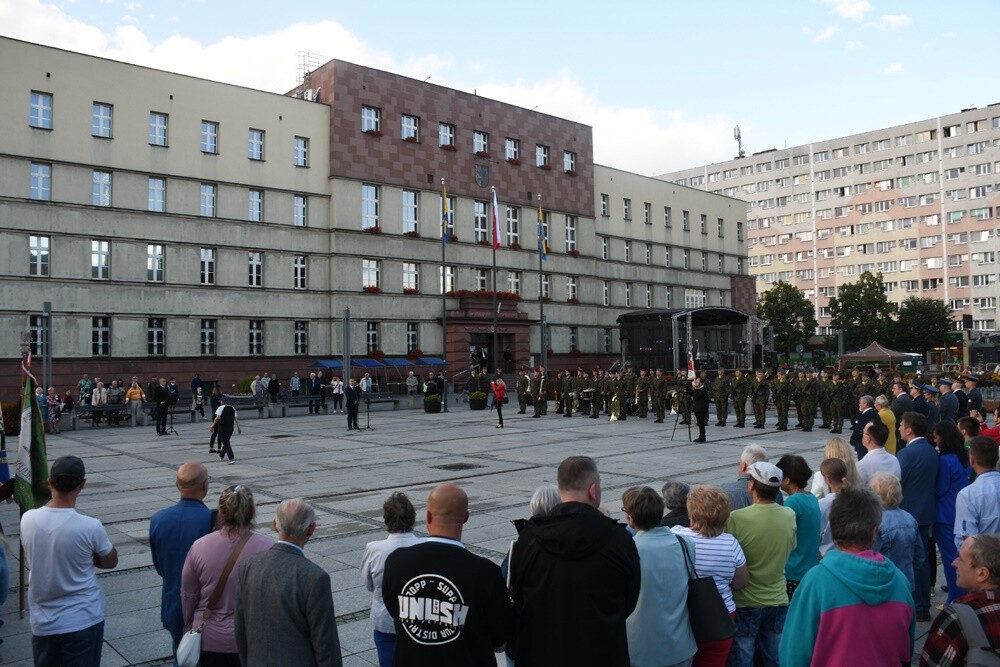 16 lipca minęło 100 lat od podpisania Aktu Objęcia Górnego Śląska przez Polskę. W związku z tym wczoraj w Rudzie Śląskiej odbyły się obchody 100. rocznicy tego wydarzenia. 

fot. Jacek Knapik