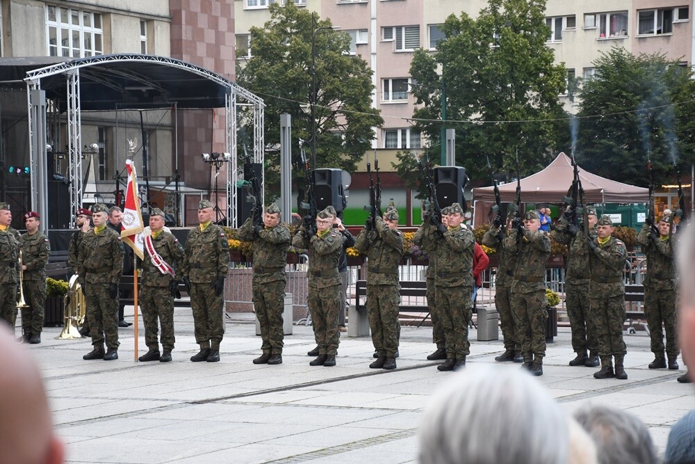 16 lipca minęło 100 lat od podpisania Aktu Objęcia Górnego Śląska przez Polskę. W związku z tym wczoraj w Rudzie Śląskiej odbyły się obchody 100. rocznicy tego wydarzenia. 

fot. Jacek Knapik