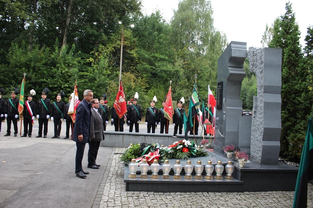 18 września 2009 roku w kopalni Wujek – Ruch Śląsk doszło do katastrofy, w wyniku której śmierć poniosło 20 górników, a kilkudziesięciu kolejnych odniosło obrażenia. Najmłodszy z nich miał tylko 21 lat, najstarszy 48. Dziś mija 12. rocznica tych tragicznych wydarzeń. Ku czci pamięci ofiar w kościele pw. Trójcy Przenajświętszej odbyła się msza święta.