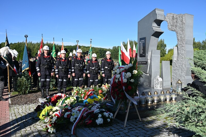 16. rocznica tragedii w kopalni Wujek-Śląsk. Zmarłym oddano hołd [ZDJĘCIA]