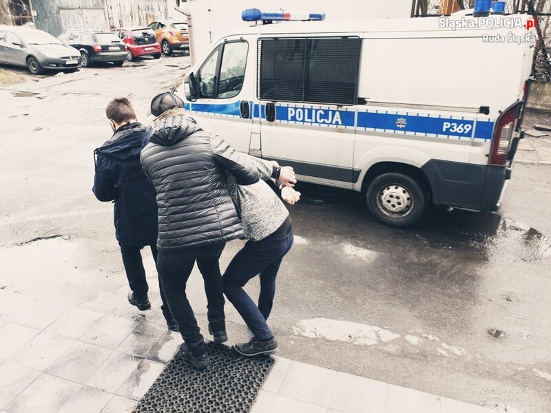 17-latek pobity za logo na maseczce! Sprawcy usłyszeli dziś zarzuty