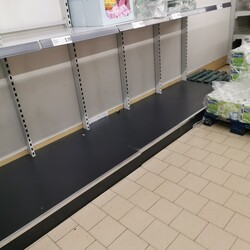 Koronawirus. Puste sklepy