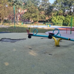 Zniszczony plac zabaw w Nowym Bytomiu