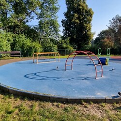 Zniszczony plac zabaw w Nowym Bytomiu