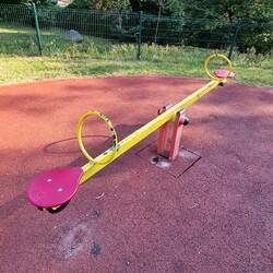 Zniszczony plac zabaw w Nowym Bytomiu