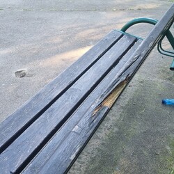 Zniszczony plac zabaw w Nowym Bytomiu