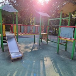 Zniszczony plac zabaw w Nowym Bytomiu