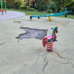 Zniszczony plac zabaw w Nowym Bytomiu