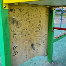 Zniszczony plac zabaw w Nowym Bytomiu