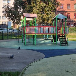 Zniszczony plac zabaw w Nowym Bytomiu