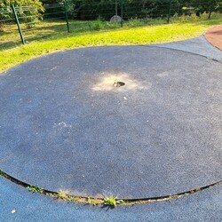 Zniszczony plac zabaw w Nowym Bytomiu