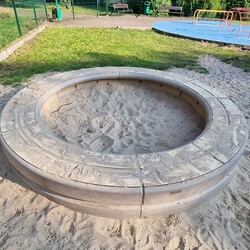 Zniszczony plac zabaw w Nowym Bytomiu