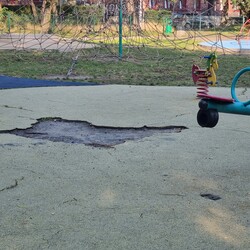 Zniszczony plac zabaw w Nowym Bytomiu