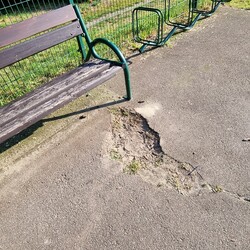 Zniszczony plac zabaw w Nowym Bytomiu