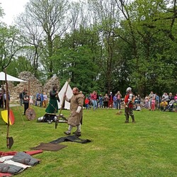 Słowianie w ruinach zamku rudzkiego
