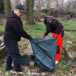 Wiosenne sprzątanie cmentarza w Orzegowie
