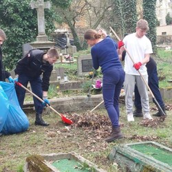 Wiosenne sprzątanie cmentarza w Orzegowie
