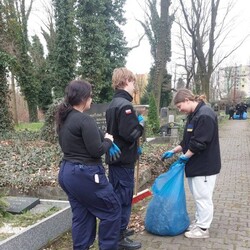 Wiosenne sprzątanie cmentarza w Orzegowie