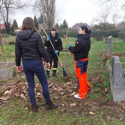 Wiosenne sprzątanie cmentarza w Orzegowie
