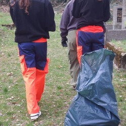 Wiosenne sprzątanie cmentarza w Orzegowie