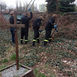 Wiosenne sprzątanie cmentarza w Orzegowie
