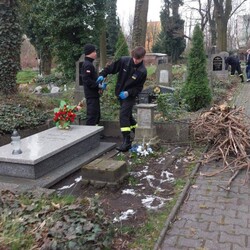 Wiosenne sprzątanie cmentarza w Orzegowie
