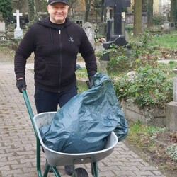 Wiosenne sprzątanie cmentarza w Orzegowie