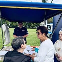 Seniorzy z kartą ratunkową iCE w kieszeni