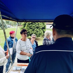 Seniorzy z kartą ratunkową iCE w kieszeni