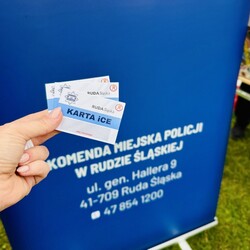 Seniorzy z kartą ratunkową iCE w kieszeni