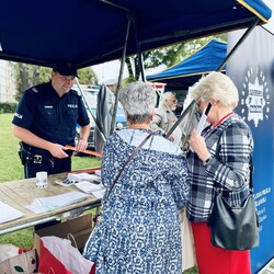 Seniorzy z kartą ratunkową iCE w kieszeni