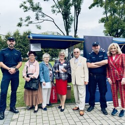 Seniorzy z kartą ratunkową iCE w kieszeni