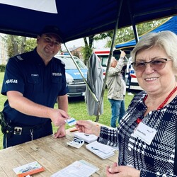 Seniorzy z kartą ratunkową iCE w kieszeni