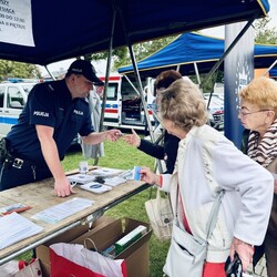 Seniorzy z kartą ratunkową iCE w kieszeni