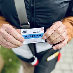 Seniorzy z kartą ratunkową iCE w kieszeni