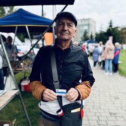 Seniorzy z kartą ratunkową iCE w kieszeni