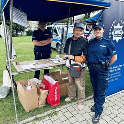 Seniorzy z kartą ratunkową iCE w kieszeni