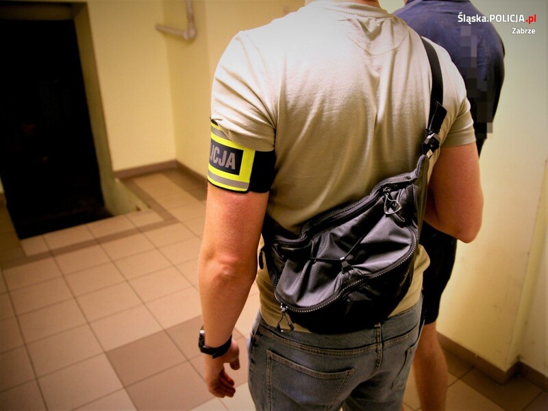 21-letni rudzianin sklepowym wózkiem uderzał w samochód i zaatakował policjantów