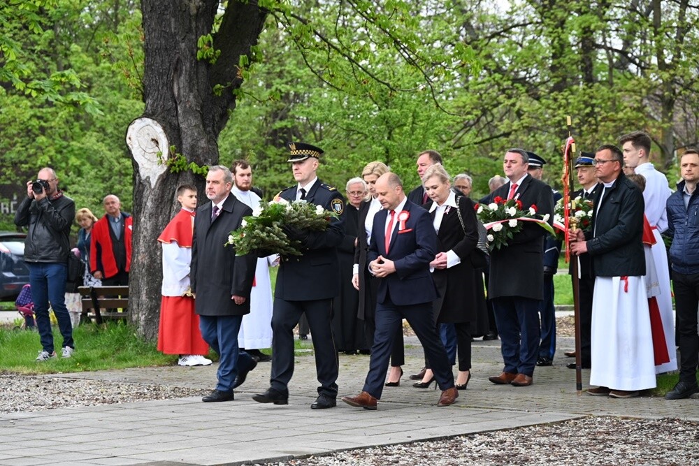 Konstytucja 3 Maja oraz wybuch III Powstania Śląskiego to kluczowe wydarzenia historii Polski. Jak co roku rudzianie, na czele z przedstawicielami władz i służb mundurowych wzięli udział w obchodach upamiętniających te ważne wydarzenia.

fot. UM Ruda Śląska