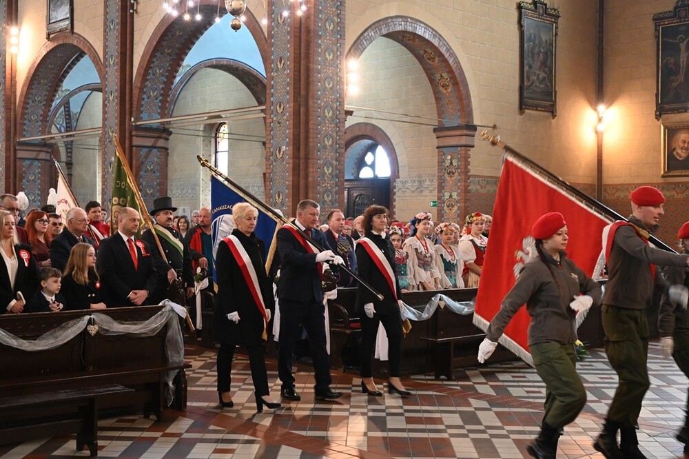 Konstytucja 3 Maja oraz wybuch III Powstania Śląskiego to kluczowe wydarzenia historii Polski. Jak co roku rudzianie, na czele z przedstawicielami władz i służb mundurowych wzięli udział w obchodach upamiętniających te ważne wydarzenia.

fot. UM Ruda Śląska
