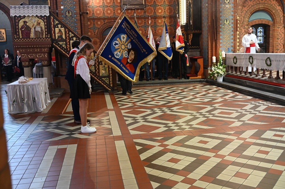 Konstytucja 3 Maja oraz wybuch III Powstania Śląskiego to kluczowe wydarzenia historii Polski. Jak co roku rudzianie, na czele z przedstawicielami władz i służb mundurowych wzięli udział w obchodach upamiętniających te ważne wydarzenia.

fot. UM Ruda Śląska