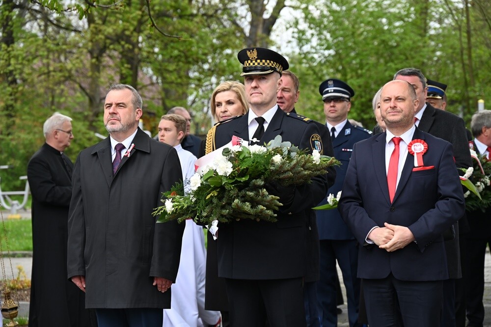 Konstytucja 3 Maja oraz wybuch III Powstania Śląskiego to kluczowe wydarzenia historii Polski. Jak co roku rudzianie, na czele z przedstawicielami władz i służb mundurowych wzięli udział w obchodach upamiętniających te ważne wydarzenia.

fot. UM Ruda Śląska