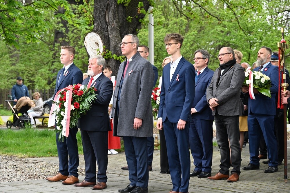 Konstytucja 3 Maja oraz wybuch III Powstania Śląskiego to kluczowe wydarzenia historii Polski. Jak co roku rudzianie, na czele z przedstawicielami władz i służb mundurowych wzięli udział w obchodach upamiętniających te ważne wydarzenia.

fot. UM Ruda Śląska