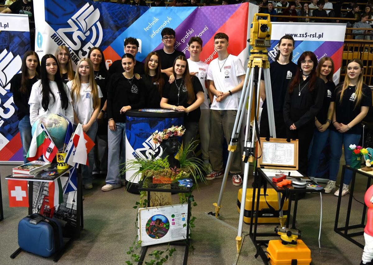 Giełda Szkół Ponadpodstawowych w Rudzie Śląskiej – setki ósmoklasistów poznało ofertę szkół średnich i zawodowych. Czas na wybór przyszłości / fot. UM Ruda Śląska