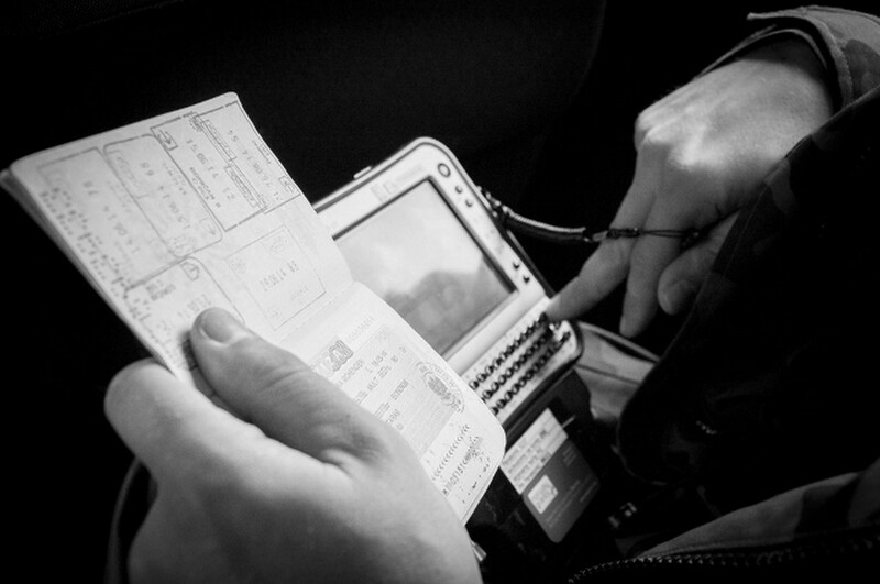 26-letni kierowca wjechał w latarnię. 3 dni wcześniej odebrano mu dowód rejestracyjny