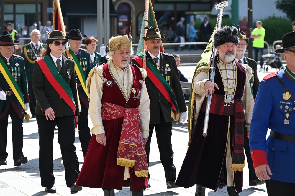 Bractwo Kurkowe istnieje w Rudzie Śląskiej już 30 lat! Z tej okazji odbył się uroczysty przemarsz Bractw Kurkowych ze sztandarami i orkiestrą dętą oraz msza święta. 

fot. UM Ruda Śląska
