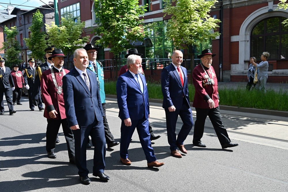 Bractwo Kurkowe istnieje w Rudzie Śląskiej już 30 lat! Z tej okazji odbył się uroczysty przemarsz Bractw Kurkowych ze sztandarami i orkiestrą dętą oraz msza święta. 

fot. UM Ruda Śląska