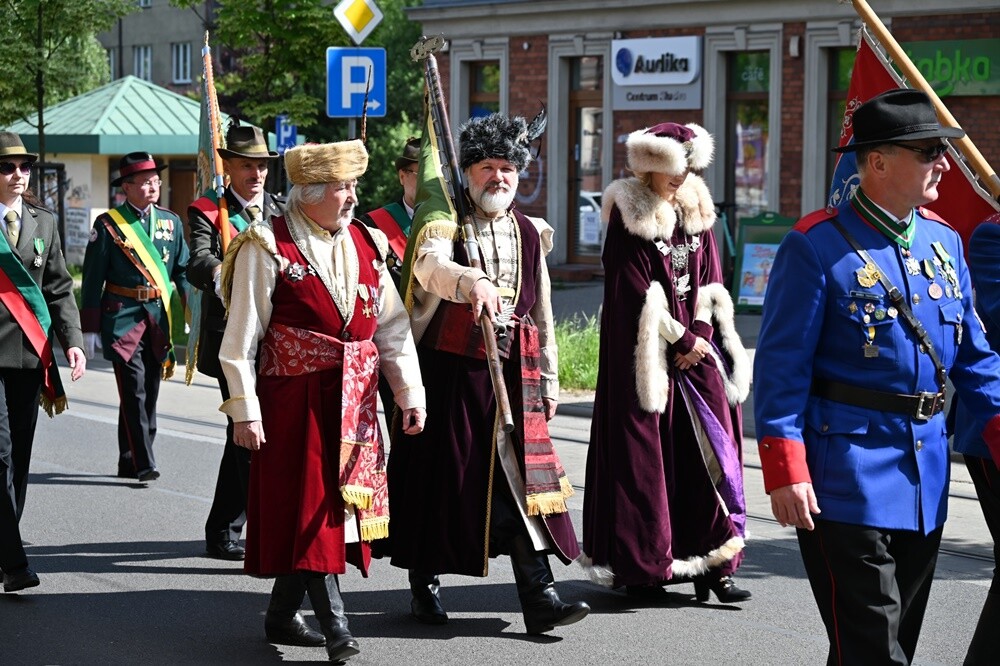 Bractwo Kurkowe istnieje w Rudzie Śląskiej już 30 lat! Z tej okazji odbył się uroczysty przemarsz Bractw Kurkowych ze sztandarami i orkiestrą dętą oraz msza święta. 

fot. UM Ruda Śląska